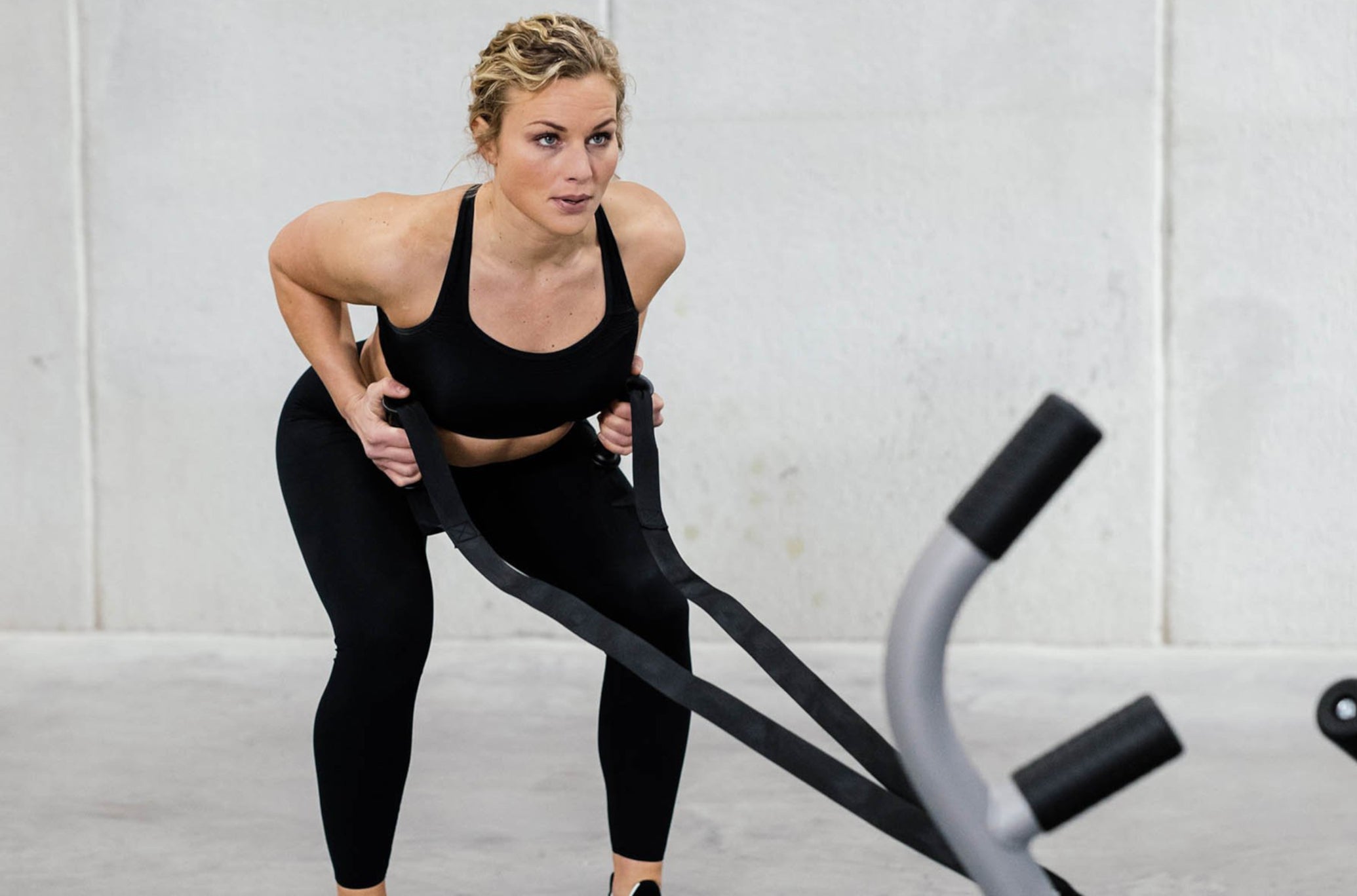 Woman Pulling TANK MX With TANK V-Strap<black>